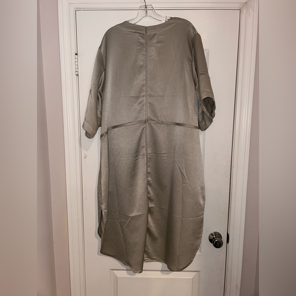 Kimchi Blue Taupe Kimono with pockets. - Picture 2 of 5